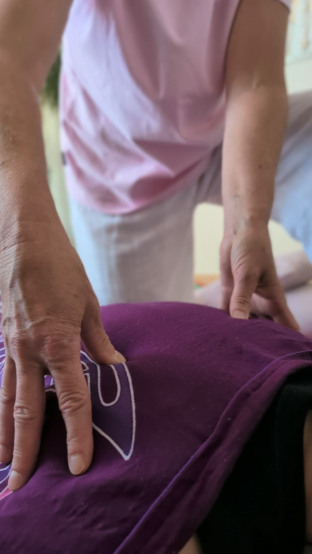 pression avec les pouces sur les méridiens dans le dos